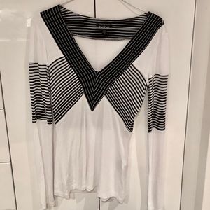 Bebe White & Black V-neck Top NWOT 🖤